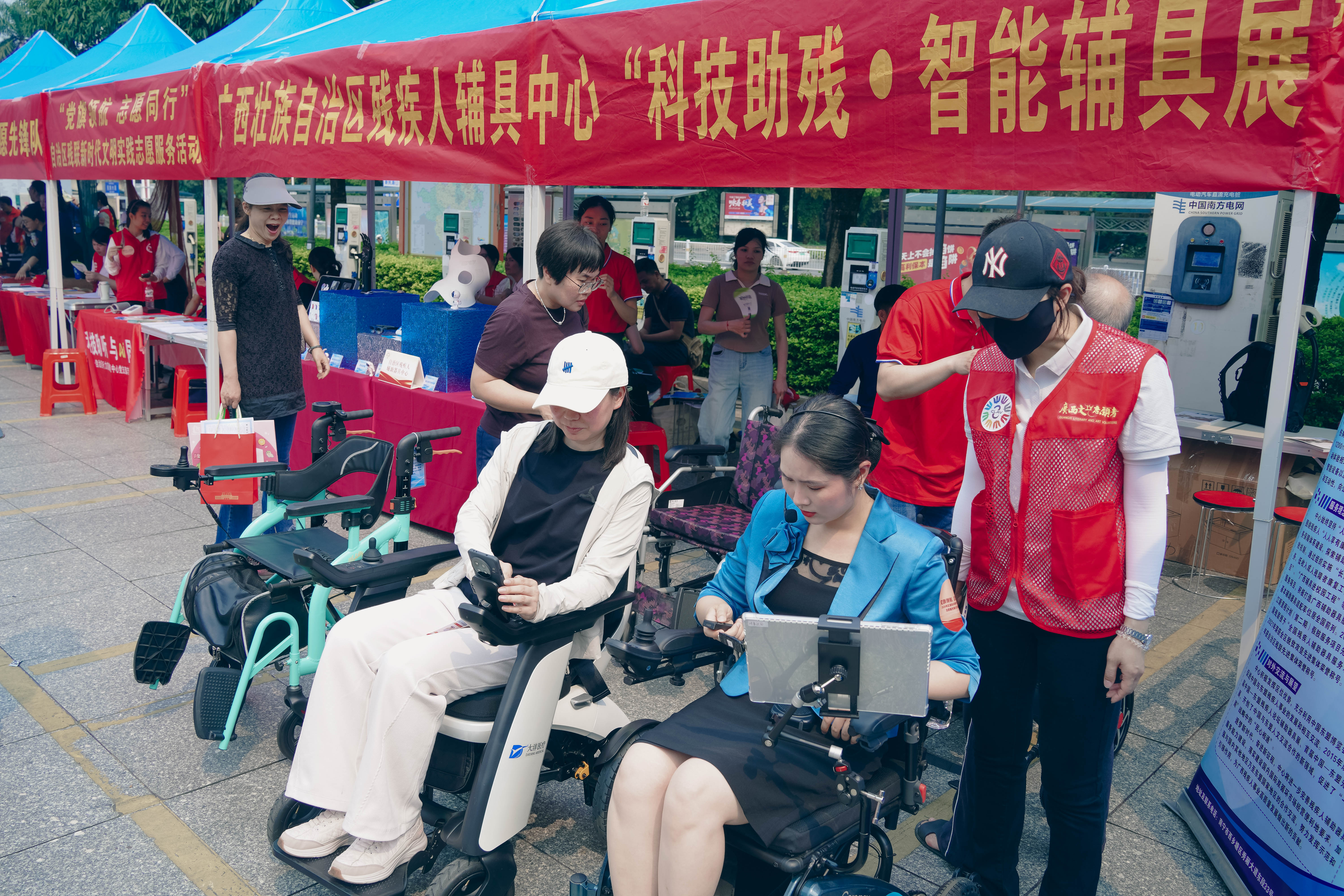 图为市民体验智能辅具